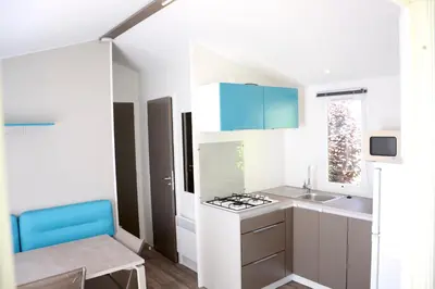 Cuisine ou kitchenette dans l'établissement Camping De La Plage Bénodet - 400 mètres de La Plage
