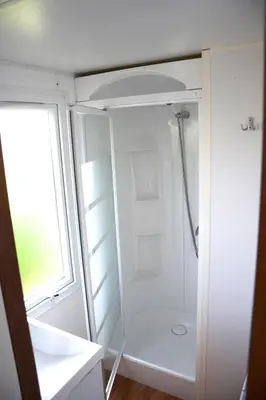 Salle de bains dans l'établissement Camping De La Plage Bénodet - 400 mètres de La Plage