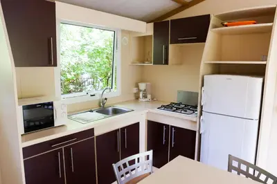 Cuisine ou kitchenette dans l'établissement Camping De La Plage Bénodet - 400 mètres de La Plage