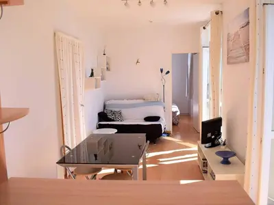 Un ou plusieurs lits dans un hébergement de l'établissement Lumineux appartement 2 pers, centre Trébeurden, proche plage, chiens admis - FR-1-368-136