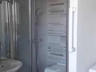 Salle de bains dans l'établissement Lumineux appartement 2 pers, centre Trébeurden, proche plage, chiens admis - FR-1-368-136