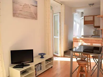 Cuisine ou kitchenette dans l'établissement Lumineux appartement 2 pers, centre Trébeurden, proche plage, chiens admis - FR-1-368-136