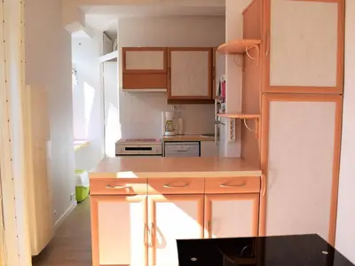 Cuisine ou kitchenette dans l'établissement Lumineux appartement 2 pers, centre Trébeurden, proche plage, chiens admis - FR-1-368-136
