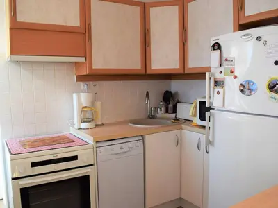 Cuisine ou kitchenette dans l'établissement Lumineux appartement 2 pers, centre Trébeurden, proche plage, chiens admis - FR-1-368-136