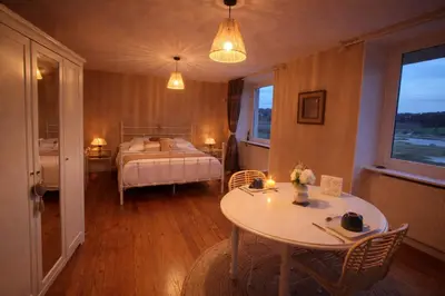 Un ou plusieurs lits dans un hébergement de l'établissement Chambres d'Hôtes vue mer entre Plestin les Grèves et locquirec