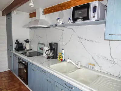 Cuisine ou kitchenette dans l'établissement Holiday Home Kerludu by Interhome