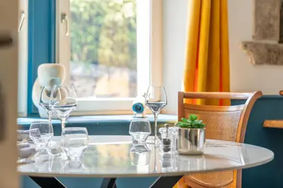 Coin salon dans l'établissement Logis Auberge Saint Thégonnec & son Restaurant