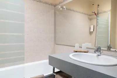 Salle de bains dans l'établissement Logis Auberge Saint Thégonnec & son Restaurant