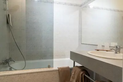 Salle de bains dans l'établissement Logis Auberge Saint Thégonnec & son Restaurant