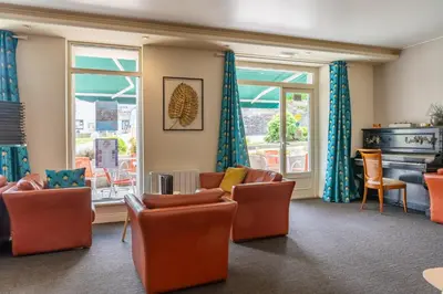 Coin salon dans l'établissement Logis Auberge Saint Thégonnec & son Restaurant