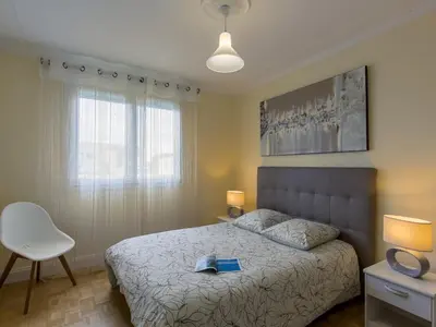 Un ou plusieurs lits dans un hébergement de l'établissement Apartment Les Glénans by Interhome