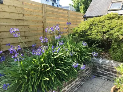 Jardin de l'établissement Maison spacieuse à Saint-Hernin, idéale pour groupes