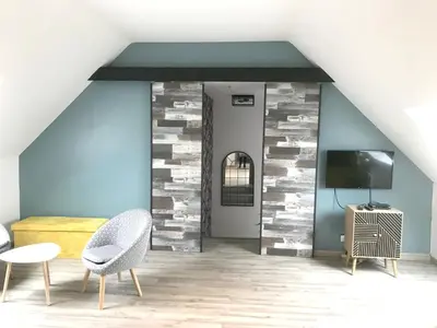 Télévision ou salle de divertissement dans l'établissement Maison spacieuse à Saint-Hernin, idéale pour groupes