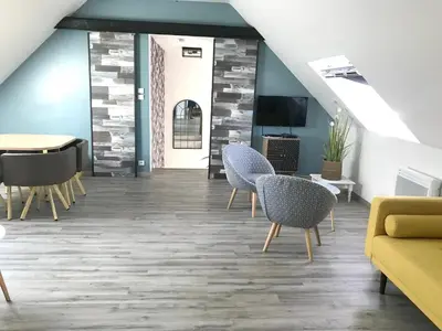 Télévision ou salle de divertissement dans l'établissement Maison spacieuse à Saint-Hernin, idéale pour groupes