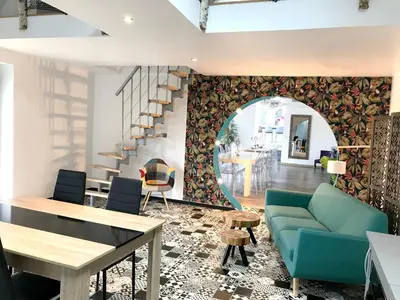 Coin salon dans l'établissement Maison spacieuse à Saint-Hernin, idéale pour groupes
