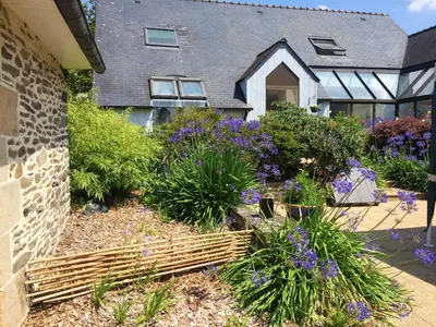 Jardin de l'établissement Maison spacieuse à Saint-Hernin, idéale pour groupes