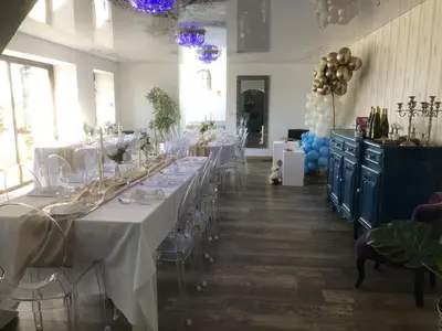 Restaurant ou autre lieu de restauration dans l'établissement Maison spacieuse à Saint-Hernin, idéale pour groupes