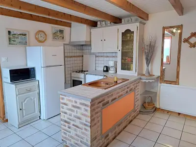 Cuisine ou kitchenette dans l'établissement Stone House in Brittany near Sandy Beaches
