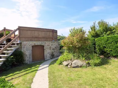 Jardin de l'établissement Stone House in Brittany near Sandy Beaches