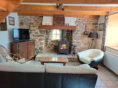 Télévision ou salle de divertissement dans l'établissement Stone House in Brittany near Sandy Beaches