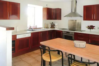 Cuisine ou kitchenette dans l'établissement Stone House in Brittany near Morlaix Bay