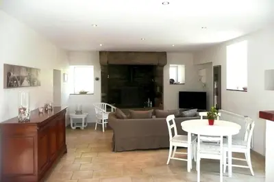 Télévision ou salle de divertissement dans l'établissement Stone House in Brittany near Morlaix Bay
