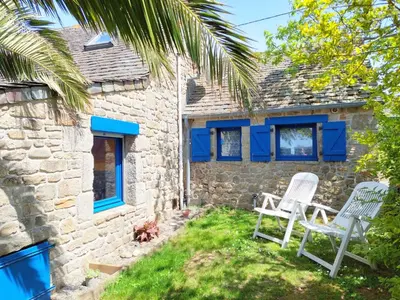 Jardin de l'établissement Stone House in Sibiril near Sandy Beach