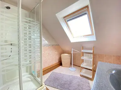 Salle de bains dans l'établissement Holiday Home in Plogonnec near Sandy Beaches