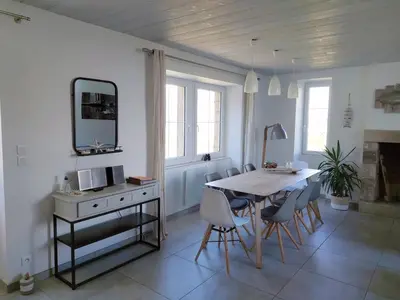 Télévision ou salle de divertissement dans l'établissement Stone House in Brittany with Sea Views