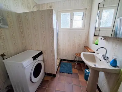 Salle de bains dans l'établissement Holiday Home in Plozévet near Beaches