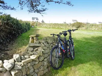 Vélo sur le terrain de l'établissement Holiday Home in Plozévet near Beaches ou dans les environs