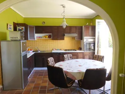 Cuisine ou kitchenette dans l'établissement Holiday Home in Plozévet near Beaches
