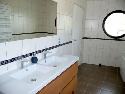 Salle de bains dans l'établissement Villa in Telgruc-sur-Mer with Sea Views & Jacuzzi