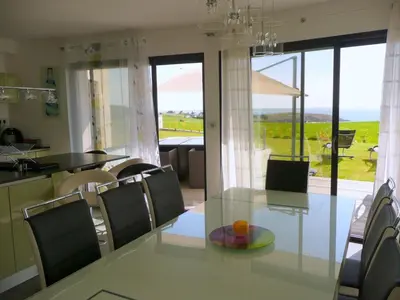 Coin salon dans l'établissement Villa in Telgruc-sur-Mer with Sea Views & Jacuzzi