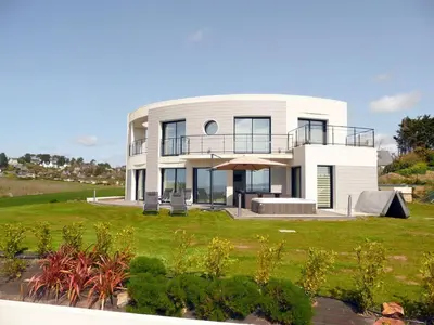 Jardin de l'établissement Villa in Telgruc-sur-Mer with Sea Views & Jacuzzi