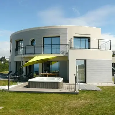 Villa in Telgruc-sur-Mer with Sea Views & Jacuzzi