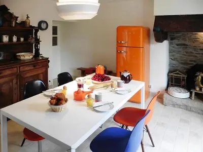 Cuisine ou kitchenette dans l'établissement Estate in Landeleau near Aulne River
