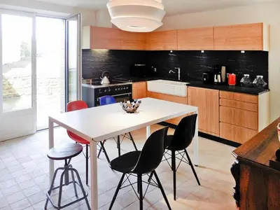Cuisine ou kitchenette dans l'établissement Estate in Landeleau near Aulne River