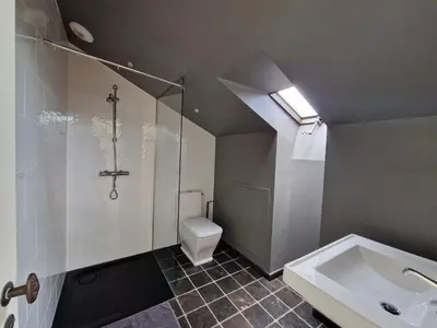 Salle de bains dans l'établissement Estate in Landeleau near Aulne River