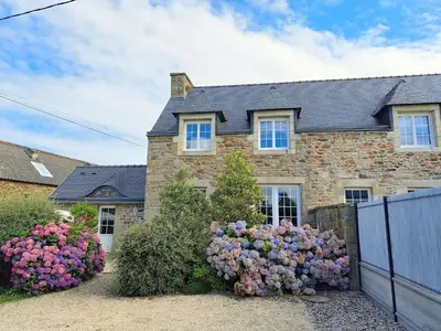 Jardin de l'établissement Stone House in Brittany near the Sea