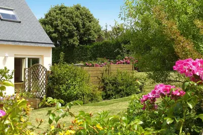 Jardin de l'établissement Holiday Home in Plouarzel near Sandy Beach