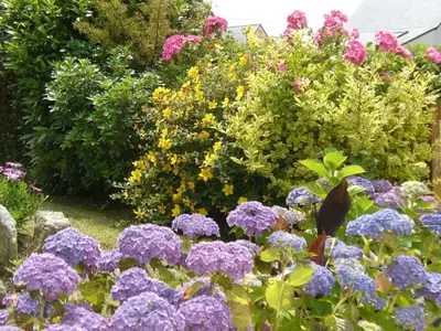 Jardin de l'établissement Holiday Home in Plouarzel near Sandy Beach