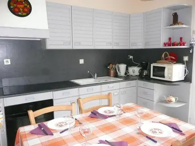 Cuisine ou kitchenette dans l'établissement Holiday Home in Treompan near Sandy Beaches