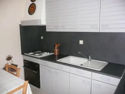 Cuisine ou kitchenette dans l'établissement Holiday Home in Treompan near Sandy Beaches