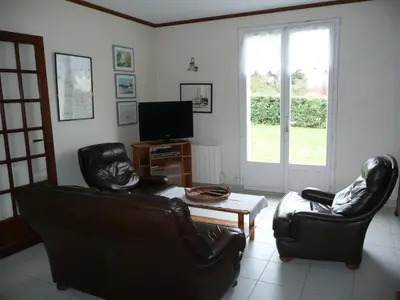 Télévision ou salle de divertissement dans l'établissement Holiday Home in Treompan near Sandy Beaches