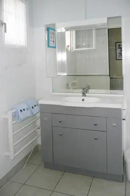 Salle de bains dans l'établissement Holiday Home in Treompan near Sandy Beaches