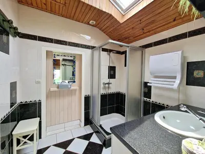 Salle de bains dans l'établissement Holiday Home Locquirec with Stunning Sea View