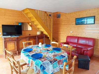 Télévision ou salle de divertissement dans l'établissement Stone House in Cleder near Sandy Beach