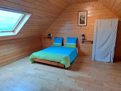 Un ou plusieurs lits dans un hébergement de l'établissement Stone House in Cléder near Sandy Beach