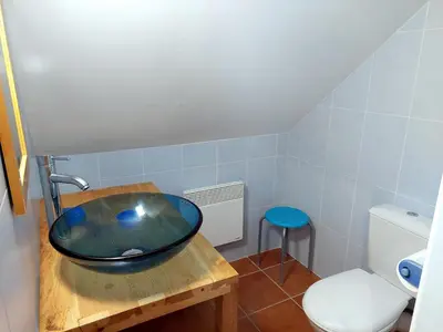 Salle de bains dans l'établissement Stone House in Cléder near Sandy Beach